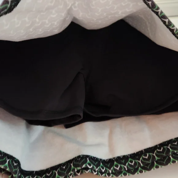 Women's Talbots Green, Black And White Design Skort, Size Large - Picture 6 of 9
